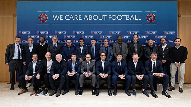 Skupinov foto rady UEFA ped ternm zasednm. V horn ad i bval esk reprezentan brank Petr ech.
