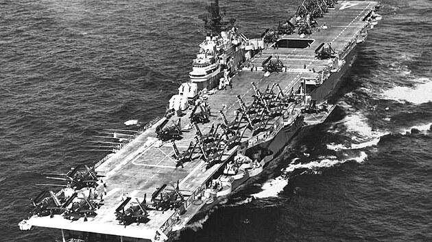 Letadlov lo USS Philippine Sea CVA-47 pi nvratu z korejsk vlky