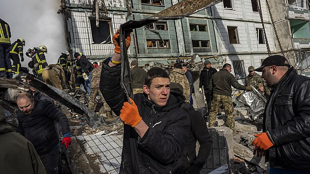 Po ruském útoku odstraňují první záchranáři trosky obytného domu v Umanu na střední Ukrajině. (28. dubna 2023)
