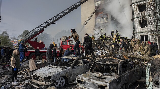 Po ruskm toku odstrauj prvn zchrani trosky obytnho domu v Umanu na stedn Ukrajin. (28. dubna 2023)
