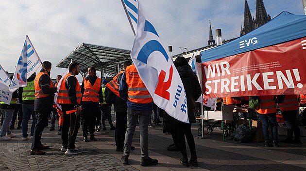 Zamstnanci eleznic protestuj ped hlavnm ndram v Koln nad Rnem bhem celonrodn stvky, kterou svolal nmeck odborov svaz Verdi kvli sporu o mzdy. (21. dubna 2023)