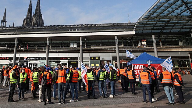 Zamstnanci eleznic protestují ped hlavním nádraím v Kolín nad Rýnem bhem...