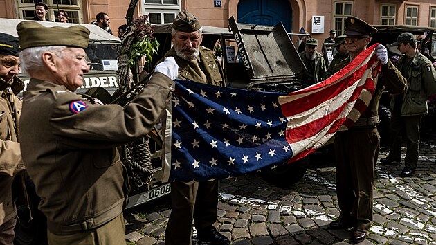 Sraz historickch vozidel spojenc z druh svtov vlky spojen s cestou Konvoje svobody k velvyslanectv USA. (28. dubna 2023)