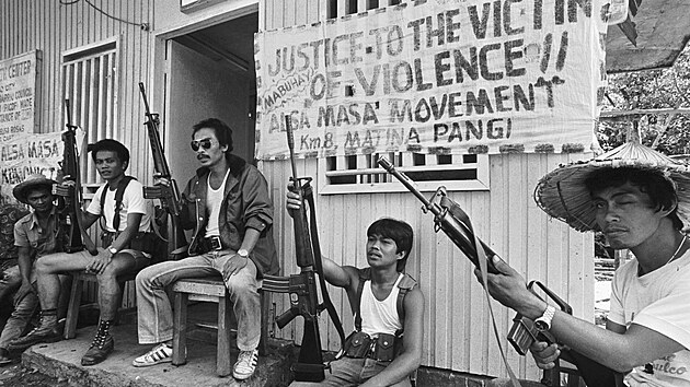 Neptel. Proti Nov lidov armd nestla jen armda, ale napklad t ozbrojen protikomunistick hnut Alsa Masa. Jeho ozbrojenci jsou  na fotografii z roku 1987.