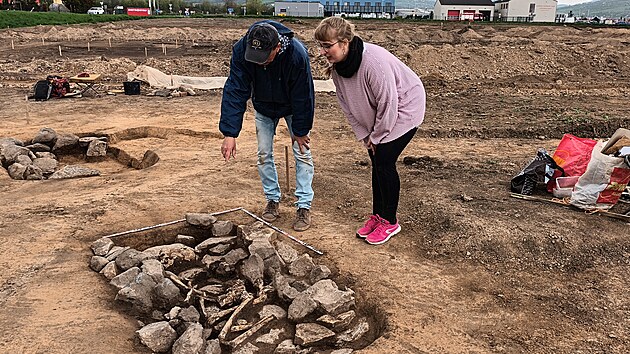 Archeolog Marek Plpn z stavu archeologick pamtkov pe severozpadnch ech s kolegyn