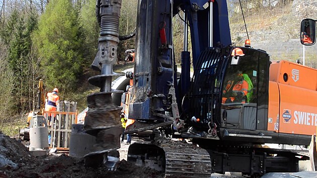 D�ln�ci stabilizuj� svah u tunelu H�ebe�. Jde o prevenci, uji��uje �SD