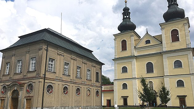 Arel kltera v Krlkch s kostelem a kapl Svatch schod vlevo