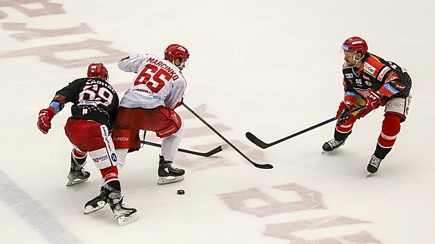 T�ineck� forvard Tom� Marcinko (65) se v �to�n�m p�smu sna�� prodrat p�ed hradeck� dvojblok Marek Zchar (69), J�r�mie Blain (55).