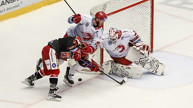 T�ineck� bek Martin Marin�in (uprost�ed) se sna�� zpacifikovat hradeck�ho �to�n�ka Marka Zachar p�ed brankou g�lmana Ond�eje Kacetla.