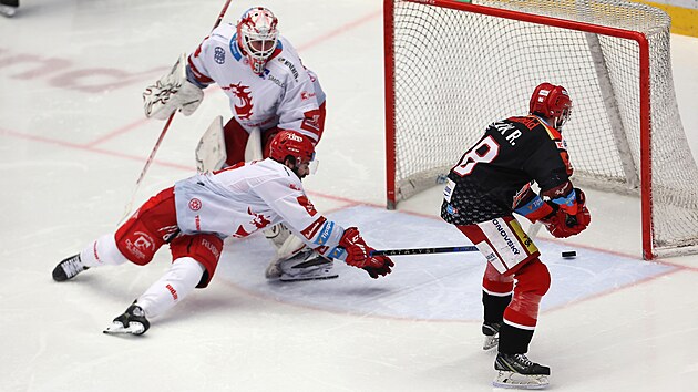 Hradeck� �to�n�k Radovan Pavl�k st��l� v�t�zn� g�l �tvrt�ho fin�le hokejov� extraligy.