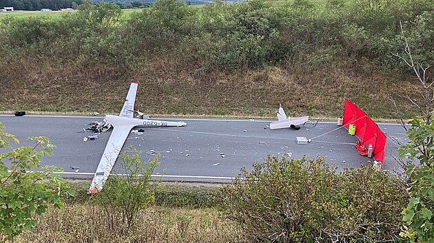 Leteck� nehoda u Rokycan. Kluz�k se z��dil na auto, kter� jelo po silnici.