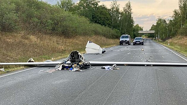Leteck� nehoda u Rokycan. Kluz�k se z��dil na auto, kter� jelo po silnici.