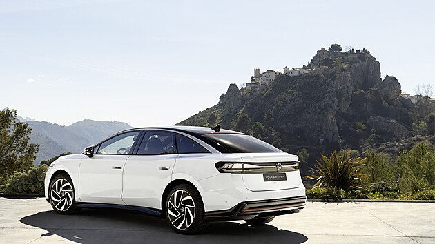 ID.7 je prvním elektromobilem vyšší střední třídy koncernu Volkswagen. Výrobce slibuje dojezd na jedno nabití až 700 km.