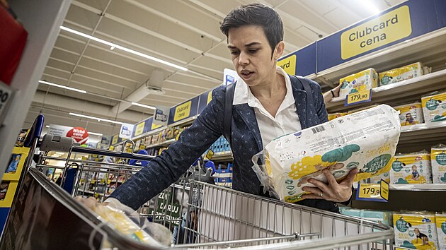 Ve v�ce ne� 1500 obchodech se lid� mohou 22. dubna 2023 zapojit do jarn�ho kola sb�rky potravin. Na n�kup pro lidi v nouzi vyrazily do Teska v pra�sk�m Edenu i poslankyn� V�ra Kov��ov� a Olga Richterov� (na sn�mku).