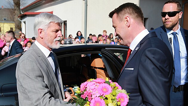 Prezident Petr Pavel dorazil do Novho Msta pod Smrkem. Pivtal ho hejtman Libereckho kraje Martin Pta. (26. dubna 2023)