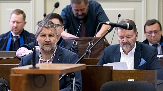 Vpov obalovanho Michala Knka (vlevo) si k plzeskmu okresnmu soudu piel vyslechnout i hlavn obalovan v kauze fotbalov korupce Roman Berbr (vpravo).