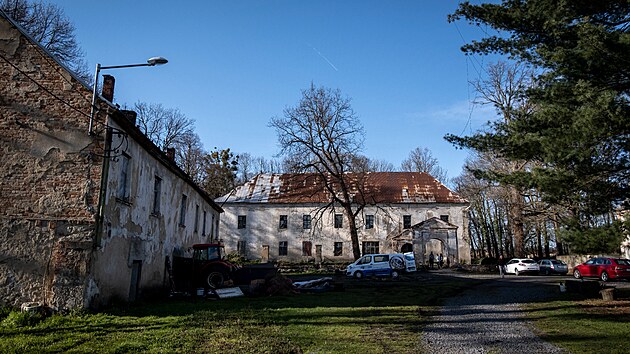 Lid ze Zmeckho spolku Bravantice spolen s obc zachrauj mstn zmek.