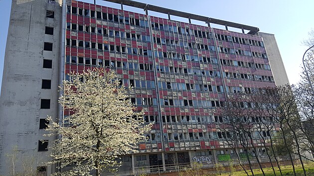 Zdevastovan vkov budova bvalho jadernho vzkumu vtkovickch strojren na Prmyslov ulici v Ostrav. (22. dubna 2023)