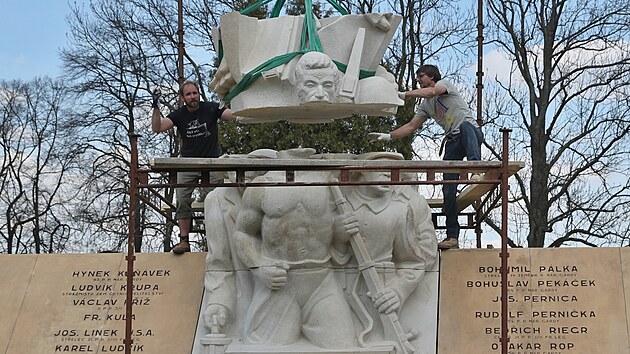 Socha Martin Chmela (vpravo) kompletuje pamtnk na hbitov v Orlov. (28. dubna 2023)