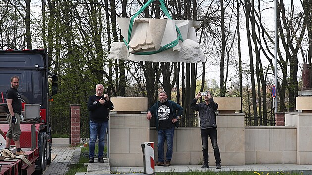 Sousoší, které v roce 1938 zničili polští nacionalisté, se opět vrací na památník v Orlové. (28. dubna 2023)