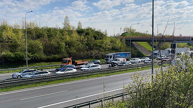 Vechny sloky integrovanho zchrannho systmu zasahovaly u nehody nkladnho auta a dodvky na Praskm okruhu smrem na Ruzyni. (27. dubna 2023)