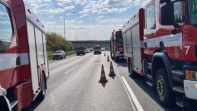 Vechny sloky integrovanho zchrannho systmu zasahovaly u nehody nkladnho auta a dodvky na Praskm okruhu smrem na Ruzyni. (27. dubna 2023)