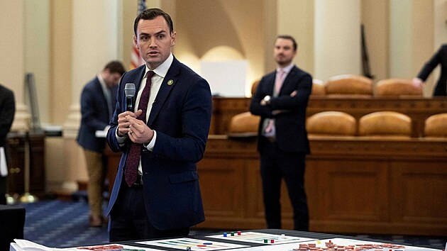 Amerit zkonodrci si zahrli na vlku o Tchaj-wan. Protivnkem Spojench stt byla na. Na snmku v poped je len Snmovny reprezentant Mike Gallagher. (19. dubna 2023)