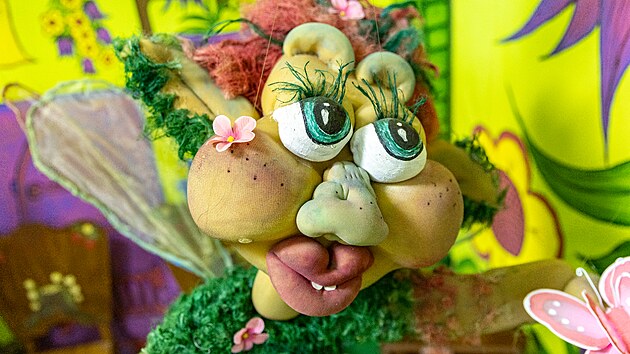 V�stava v �akvic�ch na B�eclavsku ukazuje p�es osmdes�t poh�dkov�ch postav, kter� Marie Lexov� vytv��ela b�hem osmn�cti let. D�tem p�ibli�uje �esk� lidov� poh�dky.