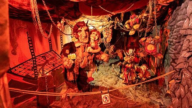 V�echny kulisy, pl�tna a hlavn� samotn� loutky, kter� jsou vystaveny v �akvic�ch na B�eclavsku, vyr�b�la Marie Lexov� sama. S p��pravou samotn� v�stavy, je� zabrala t�i �tvrt� roku, j� pom�hala �vagrov�.