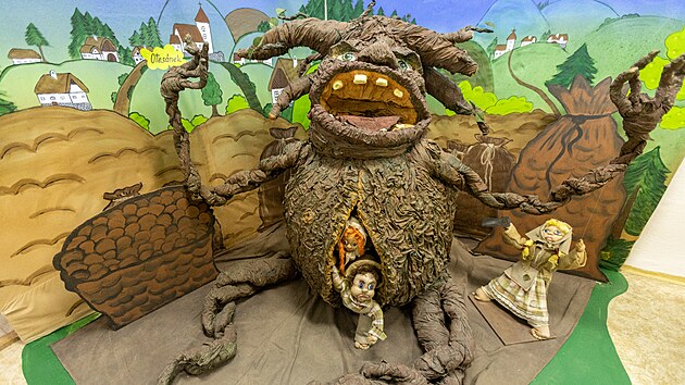 V�echny kulisy, pl�tna a hlavn� samotn� loutky, kter� jsou vystaveny v �akvic�ch na B�eclavsku, vyr�b�la Marie Lexov� sama. S p��pravou samotn� v�stavy, je� zabrala t�i �tvrt� roku, j� pom�hala �vagrov�.