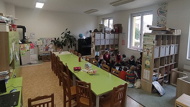 Soukrom� �kola Krok v Hradci Kr�lov� zat�m provizorn� s�dl� ve skautsk� klubovn�.