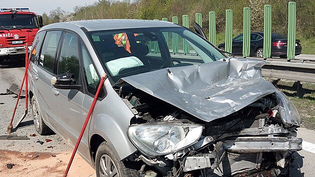 Nehoda ty vozidel na D11 u obce Pravy. (28. 4. 2023)