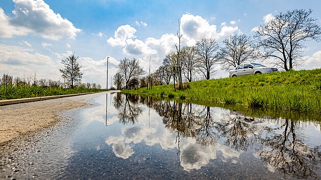 Cyklostezka z Hradce Kr�lov� do Ruseka je po ka�d�m de�ti zalit� vodou. M�sty voda sah� a� po kolena.