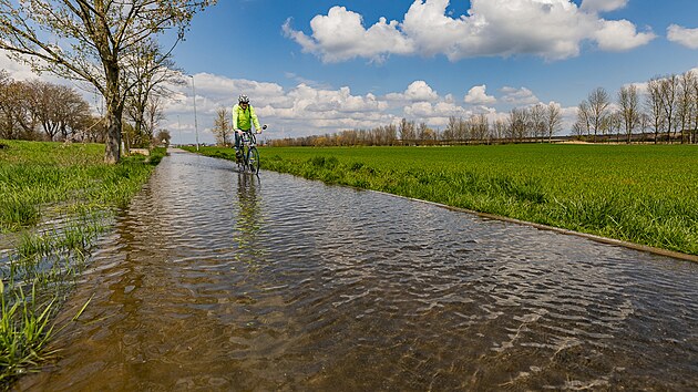 Cyklostezka z Hradce Kr�lov� do Ruseka je po ka�d�m de�ti zalit� vodou. M�sty voda sah� a� po kolena.