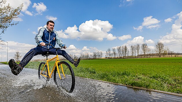 Cyklostezka z Hradce Krlov do Ruseka je po kadm deti zalit vodou. Msty voda sah a po kolena. (20. dubna 2023)
