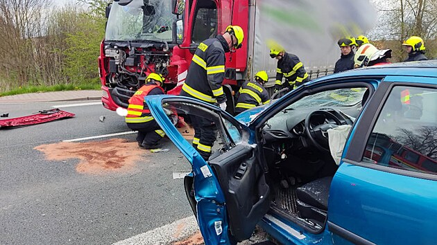 Nehoda osobnho vozu a kamionu v obci Bleno na Krlovhradecku. (25. 4. 2023)