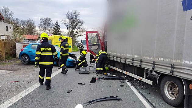 Nehoda osobnho vozu a kamionu v obci Bleno na Krlovhradecku. (25. 4. 2023)