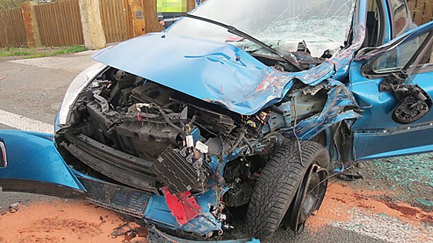 Nehoda osobnho vozu a kamionu v obci Bleno na Krlovhradecku. (25. 4. 2023)