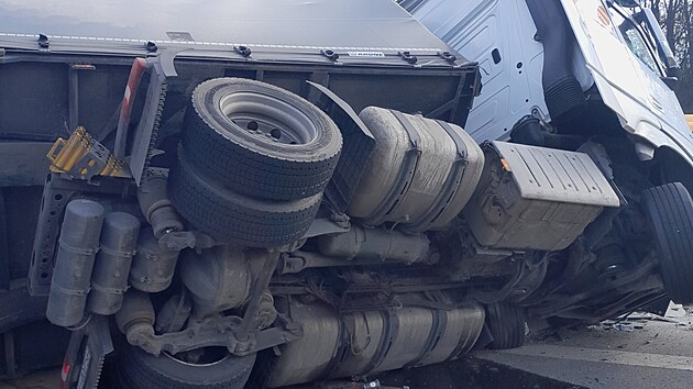 Nehoda naloenho kamionu v Ohrazenicch u Turnova (27. 4. 2023)