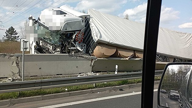 Nehoda naloenho kamionu v Ohrazenicch u Turnova (27. 4. 2023)