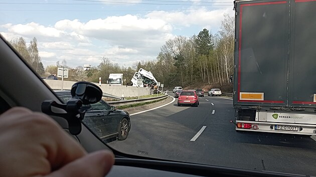 Nehoda naloenho kamionu v Ohrazenicch u Turnova (27. 4. 2023)