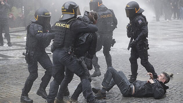 Policist rozhnj dav protestujcch na konch. Demonstrace se zmnila v bitku, policie nasadila vodn dla a slzn plyn. Na mst jsou zrann. (18. jna 2020)