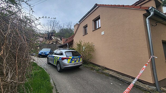 V obci Suchohrdly na Znojemsku ve stedu veer vybuchl dm. Vyetovatel na mst pracovali i bhem tvrtka (20. dubna 2023)