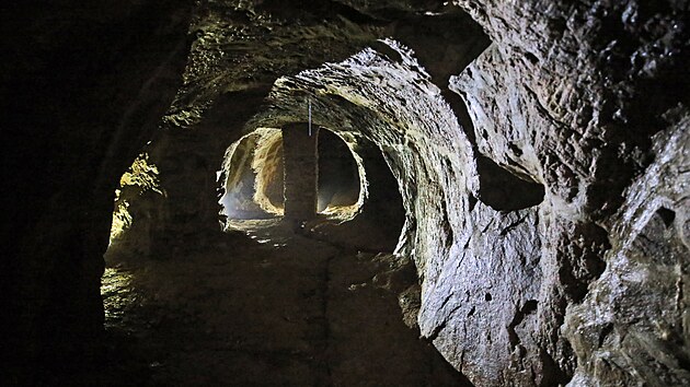 Archeologov provdj vzkum i v podzemnch a sklepnch chodbch brtnickho zmku.