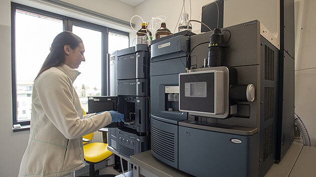 M�ria Kan�sov� vkl�d� vzorky k anal�ze do superkritick�ho fluidn�ho chromatografu v laborato�i Medily. (25. dubna 2023)