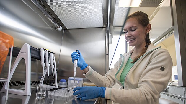 Zuzana Dole�kov� v laborato�i v budov� polikliniky Medila (25. dubna 2023)