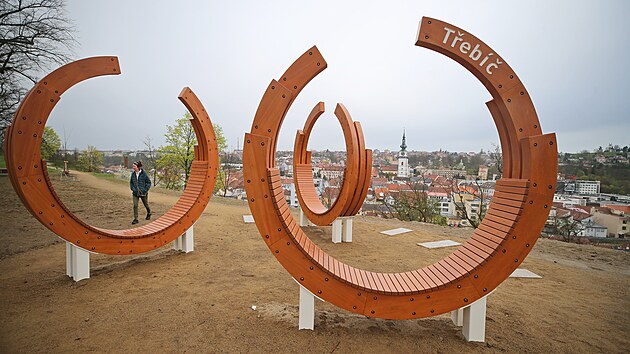 Z t�eb��sk�ho Hr�dku je kr�sn� v�hled nejen na centrum m�sta, ale i do dalek�ho okol�. Dojem z vyhl�dky nyn� umoc�uj� nov� atrakce.