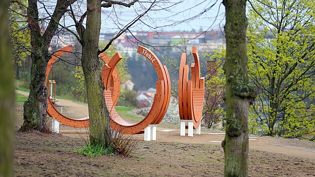 Z t�eb��sk�ho Hr�dku je kr�sn� v�hled nejen na centrum m�sta, ale i do dalek�ho okol�. Dojem z vyhl�dky nyn� umoc�uj� nov� atrakce.