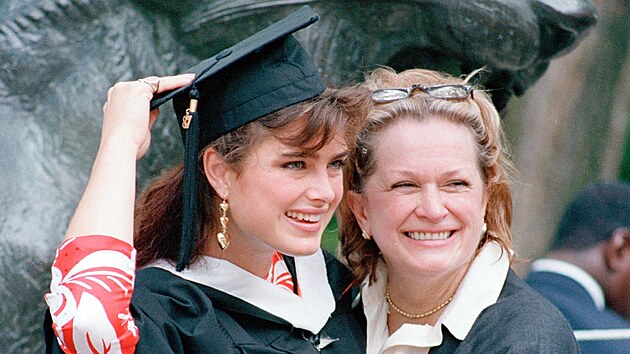 Brooke Shieldsov se svou matkou po promoci na Princetonu (1987)