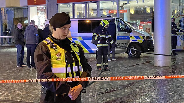 V Ndran ulici v Praze zasahovali policist u pobodanho mue. (23. dubna 2023)